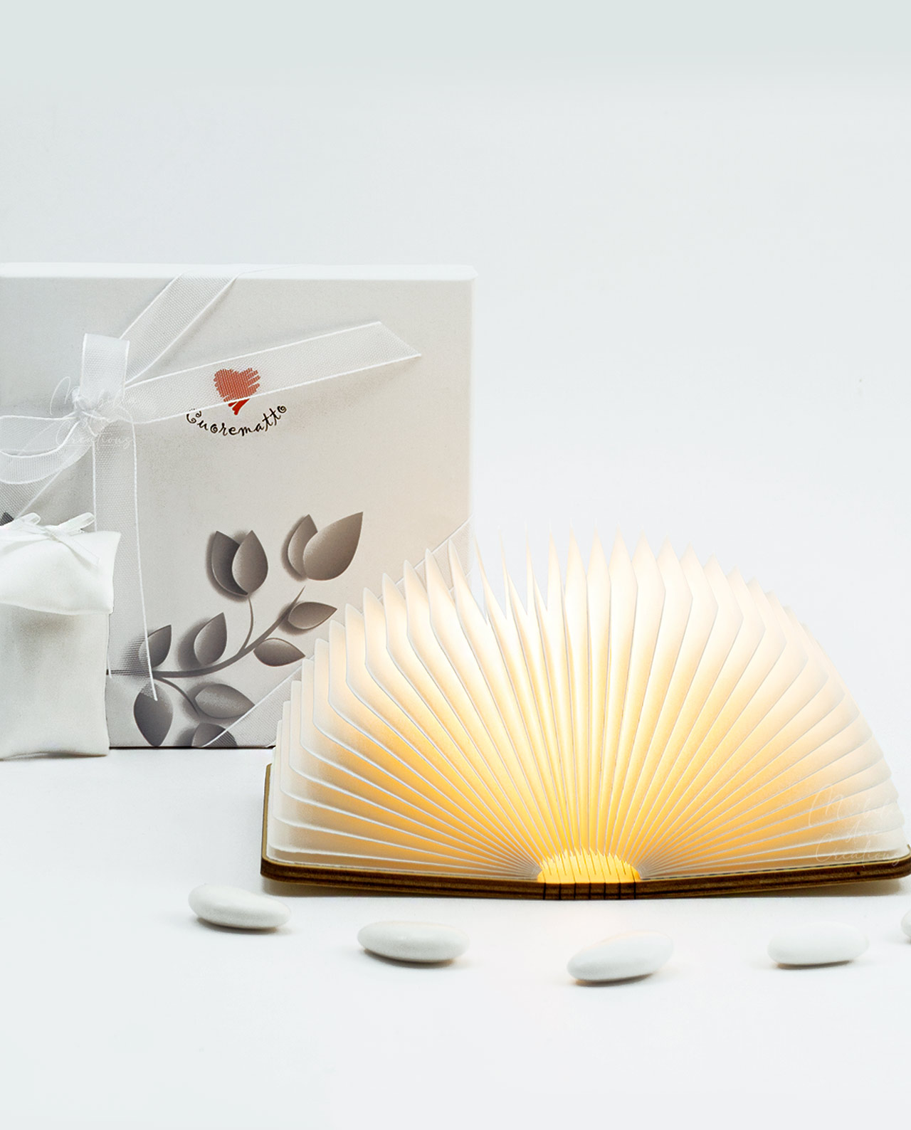 Bomboniera Lampada libro luminosa in legno Cuorematto