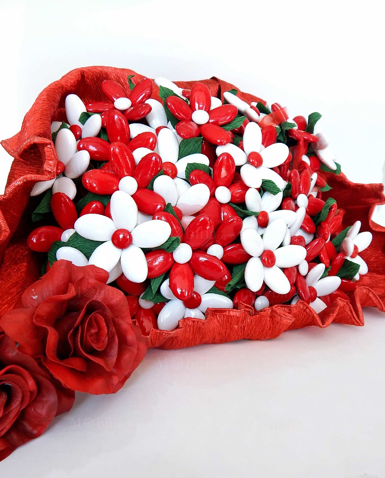 Composizioni di fiori di confetti di Sulmona bianchi e rossi
