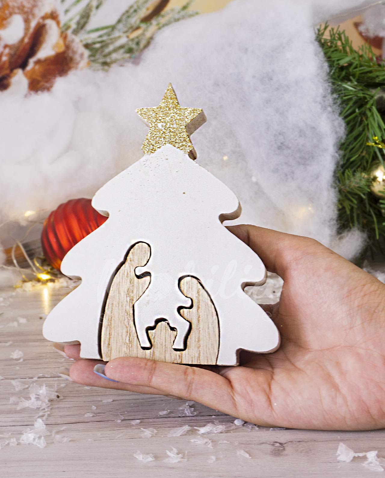 Albero di natale con sacra famiglia in legno