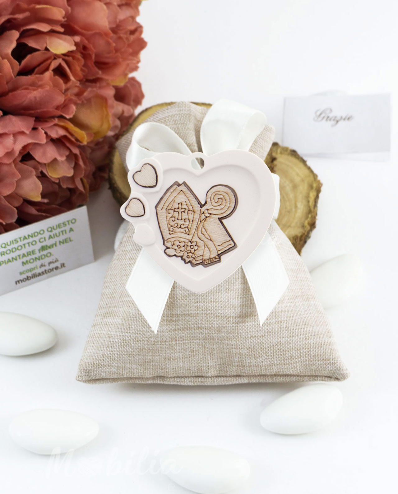 Gessetto cuore con cappello papale su sacchetto con confetti
