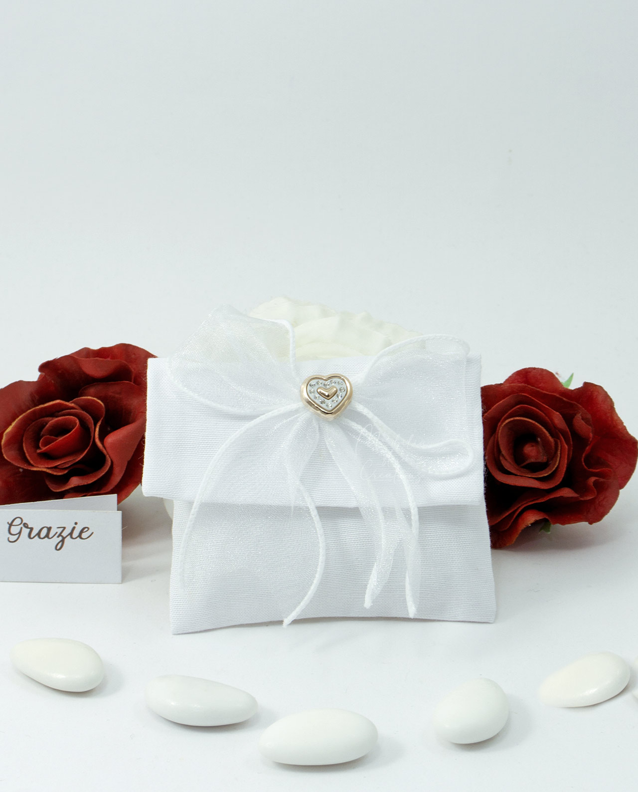 Bustina bianca con cuore e confetti
