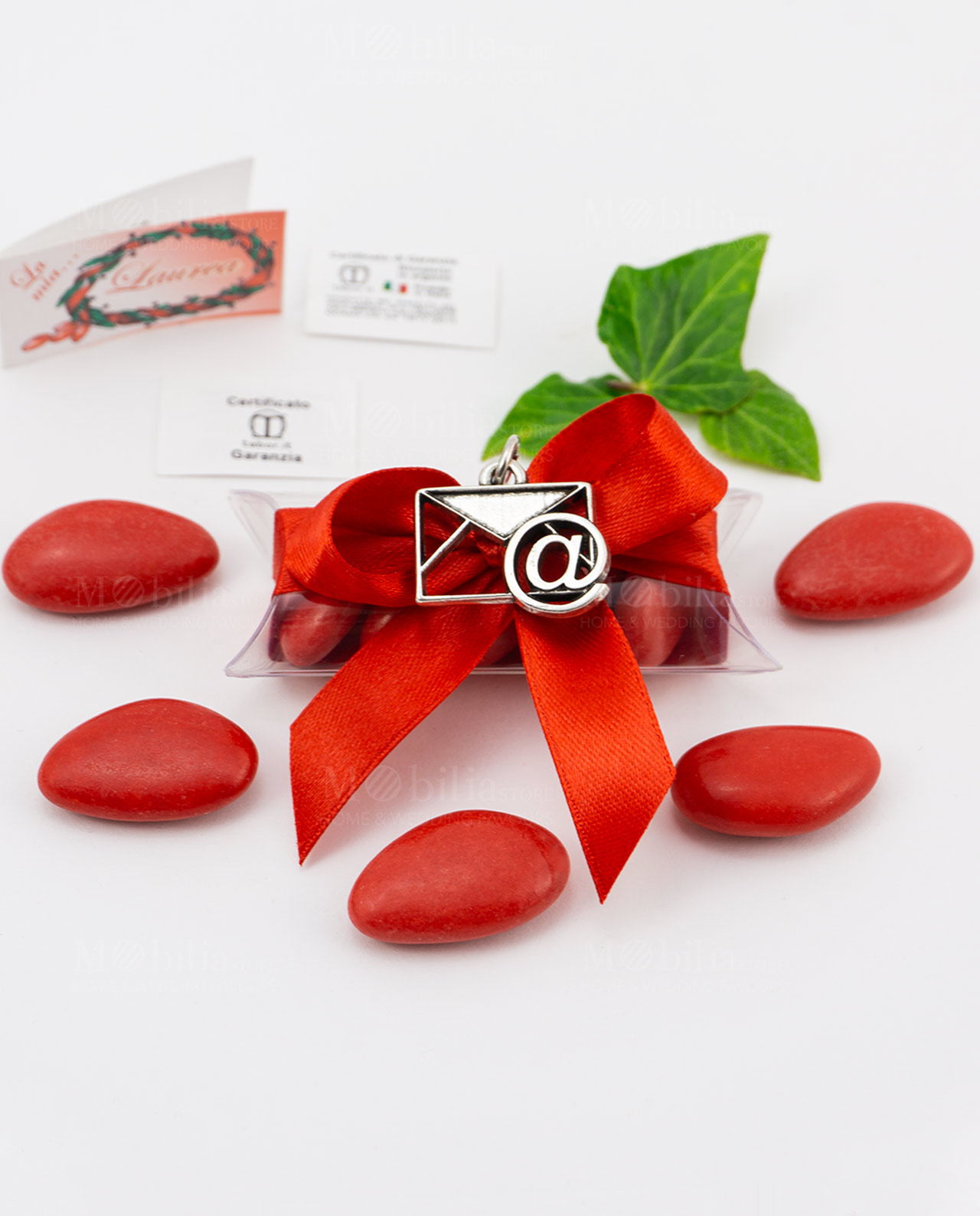 bomboniera ciondolo busta lettera chiocciola microfusione placcato argento tabor su tubicino fiocco e confetti rossi
