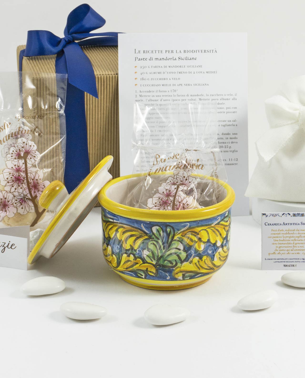 Bomboniera Legambiente paste di mandorla con barattolo in ceramica siciliana