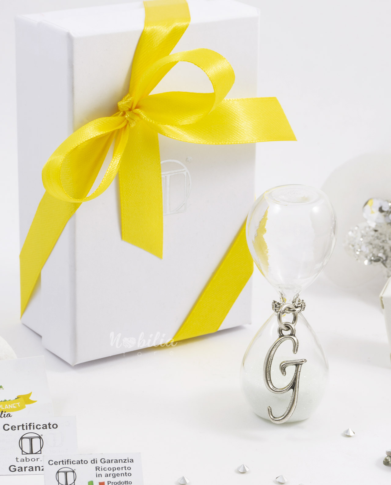 Bomboniera clessidra sabbia bianca con ciondolo lettera bagno argento Tabor