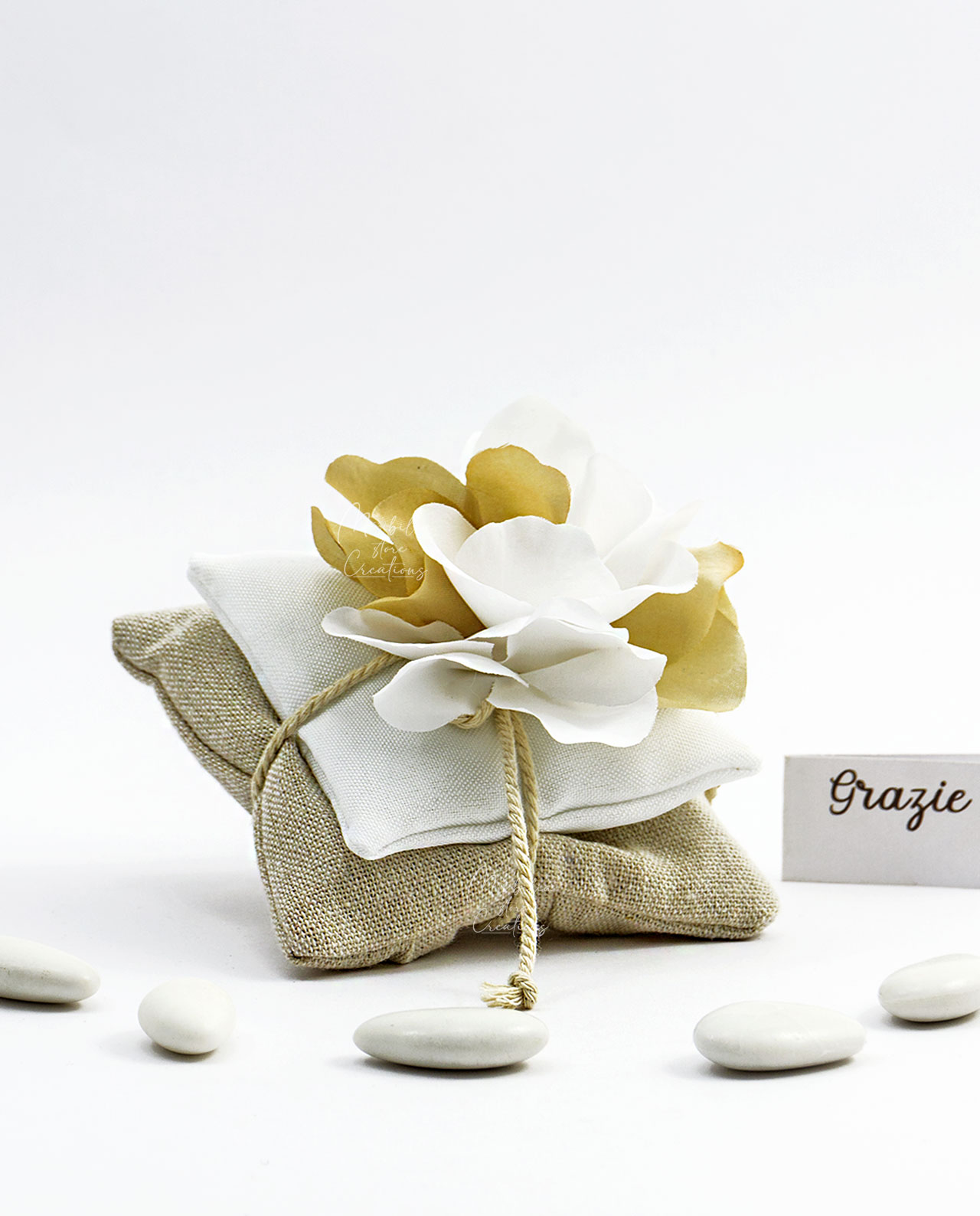 Doppio cuscino con fiore e confetti