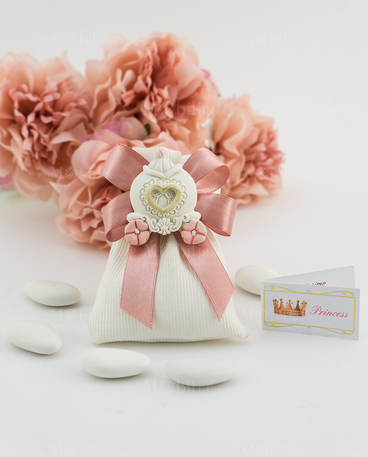 bomboniera magnete carrozza con fiori rosa su sacchettino portaconfetti bianco rigato con fiocco a 4 rosa