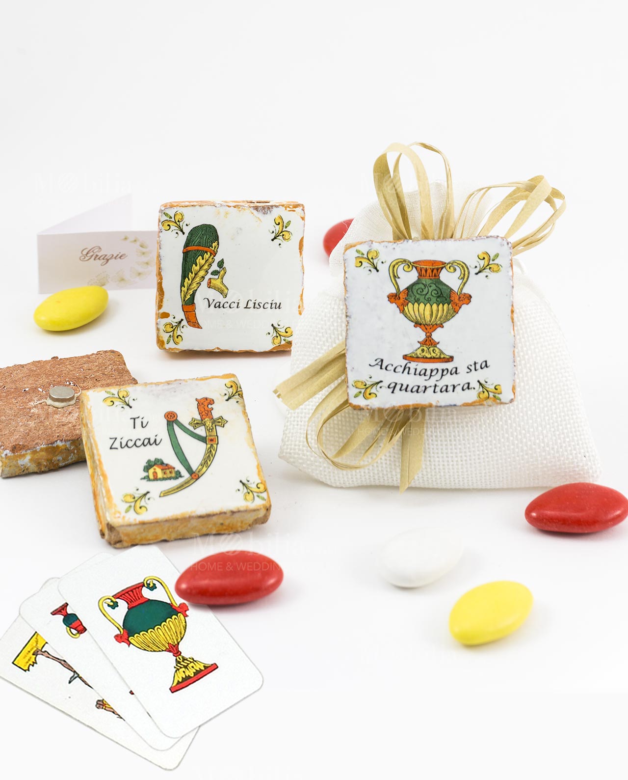 bomboniera magnete carta da gioco siciliana modelli assortiti su sacchetto juta bianco con fiocco