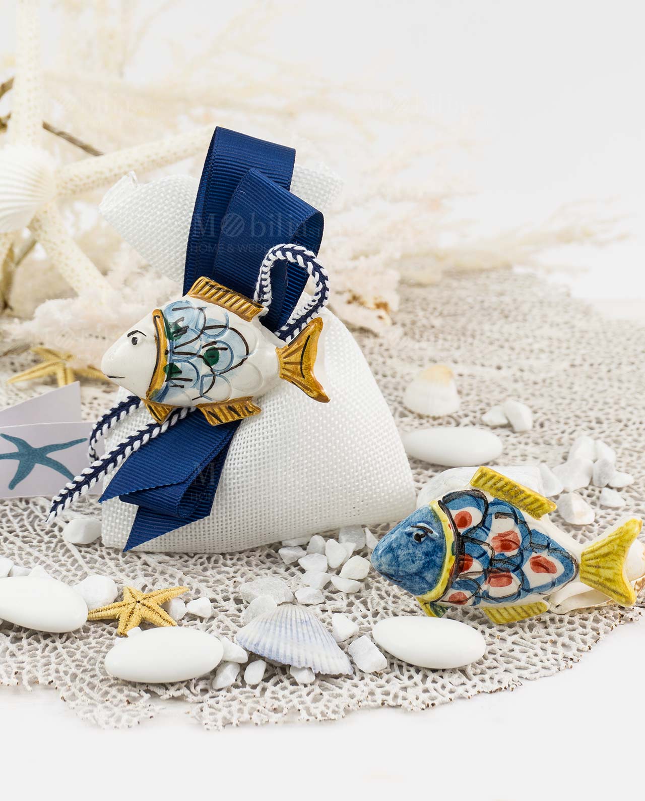 bomboniera magnete pesce ceramica caltagirone due modelli su sacchetto bianco con nastro blu