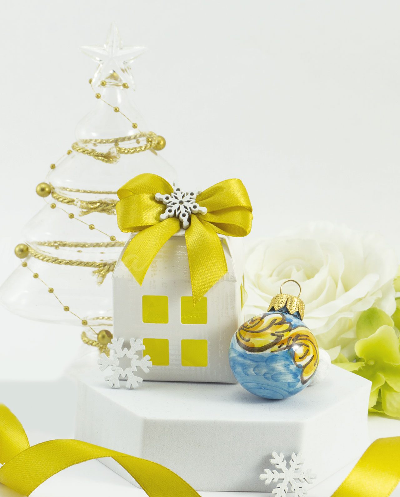 Pallina natalizia in ceramica di Caltagirone, idea regalo con lanterna