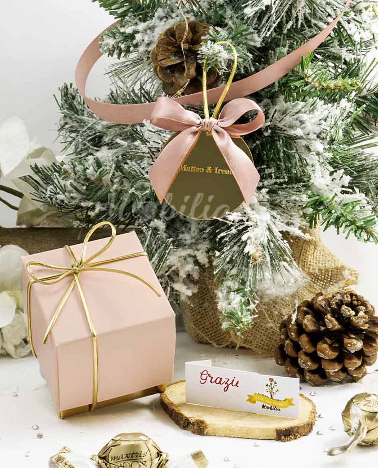Bomboniera "le Natalizie" sfera in plexiglass oro personalizzata con confetti gastronomici e scatola rosa - immagine 2