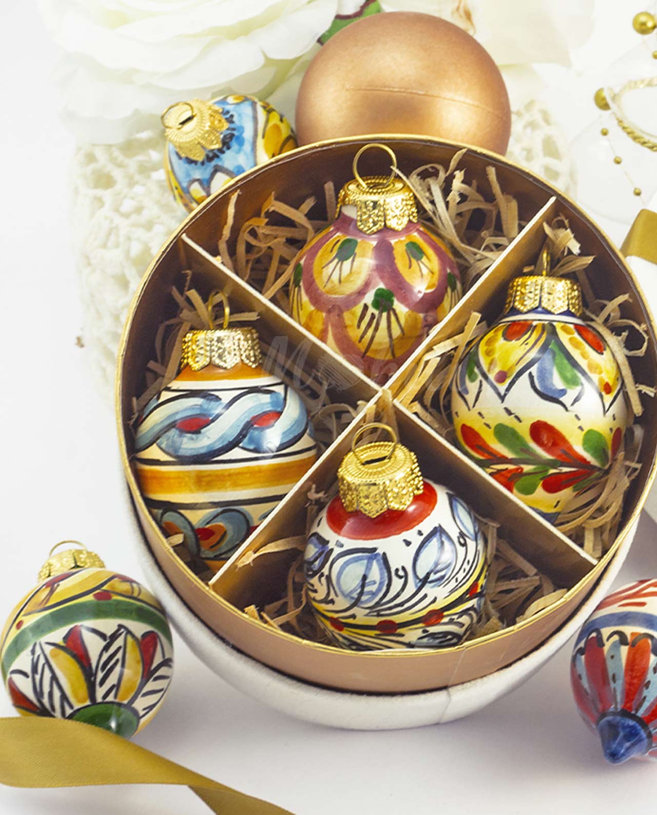 Set di 4 palline natalizie in ceramica di Caltagirone, idea regalo con scatola in velluto - immagine 3