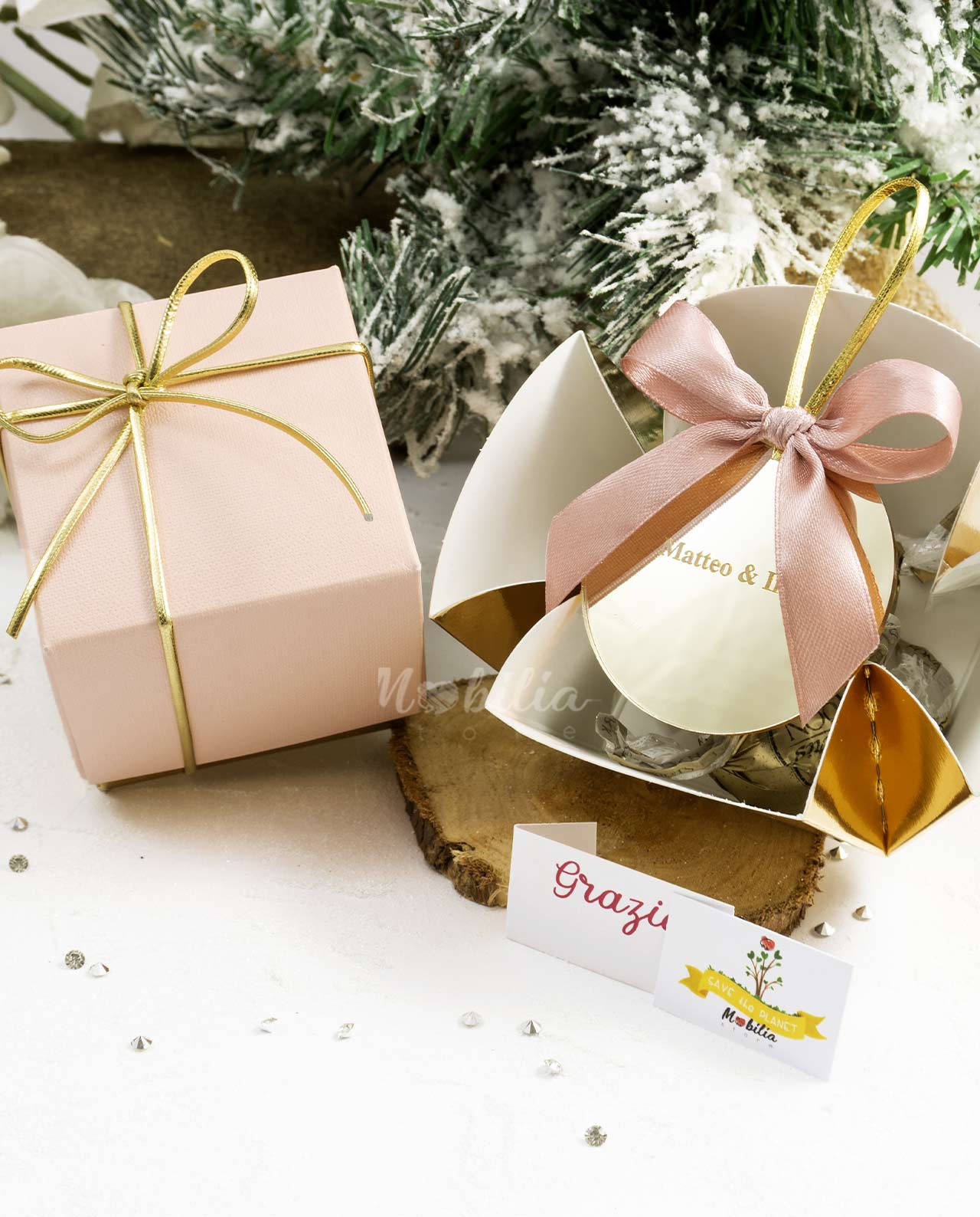 Bomboniera "le Natalizie" sfera in plexiglass oro personalizzata con confetti gastronomici e scatola rosa - immagine 4