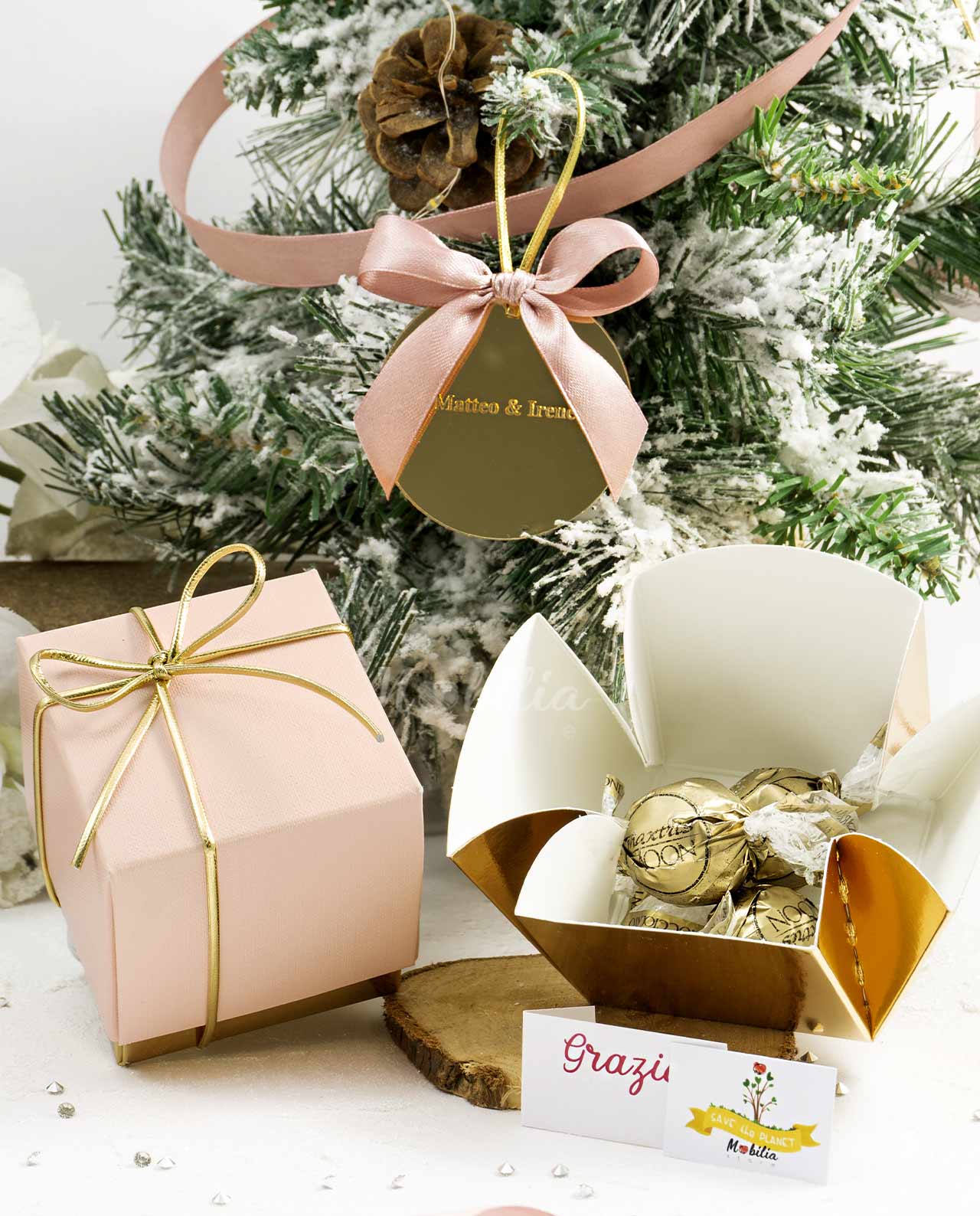 Bomboniera "le Natalizie" sfera in plexiglass oro personalizzata con confetti gastronomici e scatola rosa