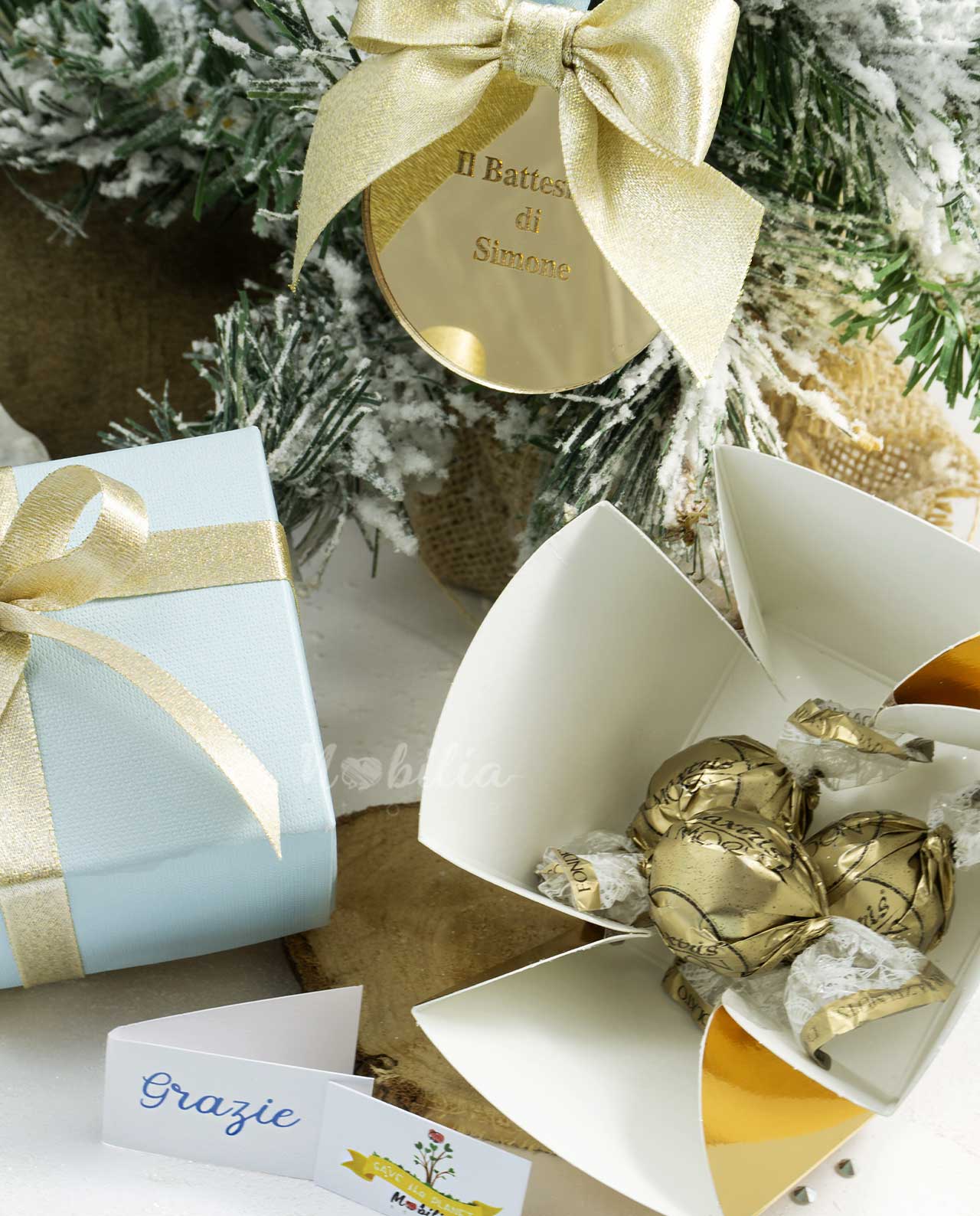 Bomboniera "le Natalizie" sfera in plexiglass oro specchiata personalizzata con confetti gastronomici - immagine 2