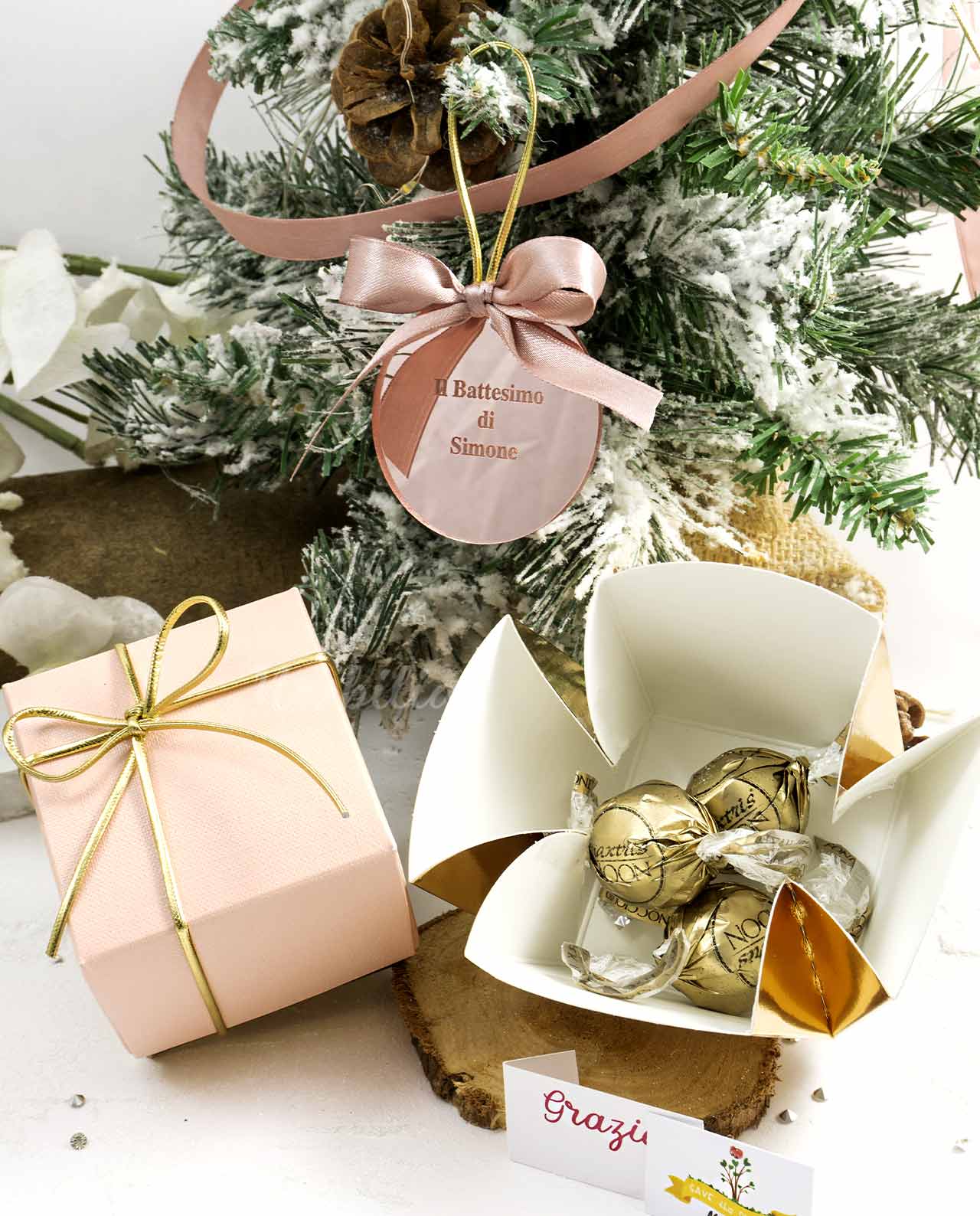 Bomboniera "le Natalizie" sfera in plexiglass rosa specchiata personalizzata con confetti gastronomici
