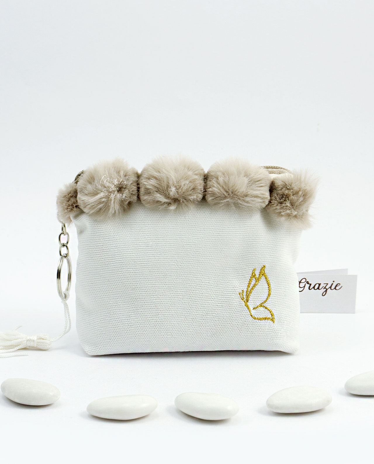 Bomboniera pochette in cotone bianco con pon pon Cherry and Peach
