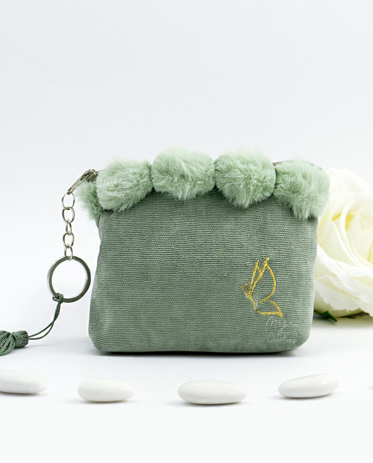 Bomboniera pochette in cotone verde con pon pon Cherry and Peach