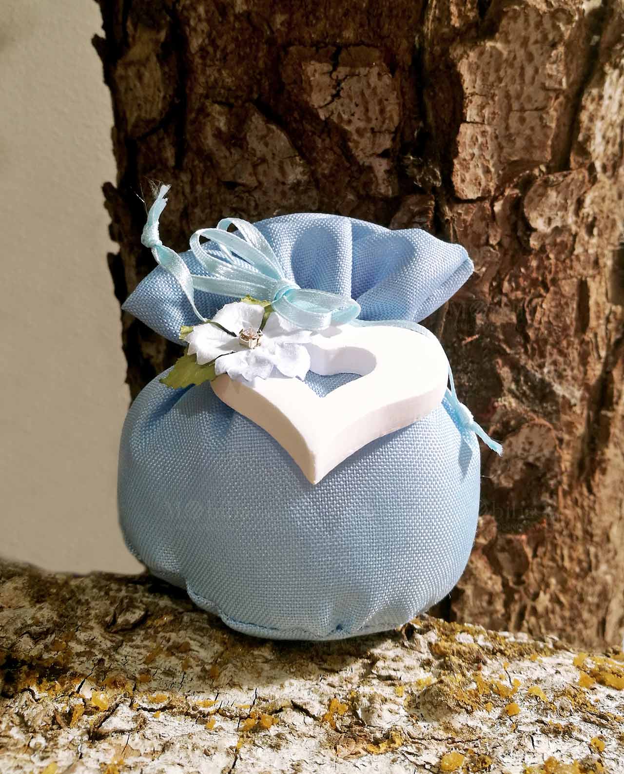 bomboniera sacchettino pom pom azzurro con cuore e fiore