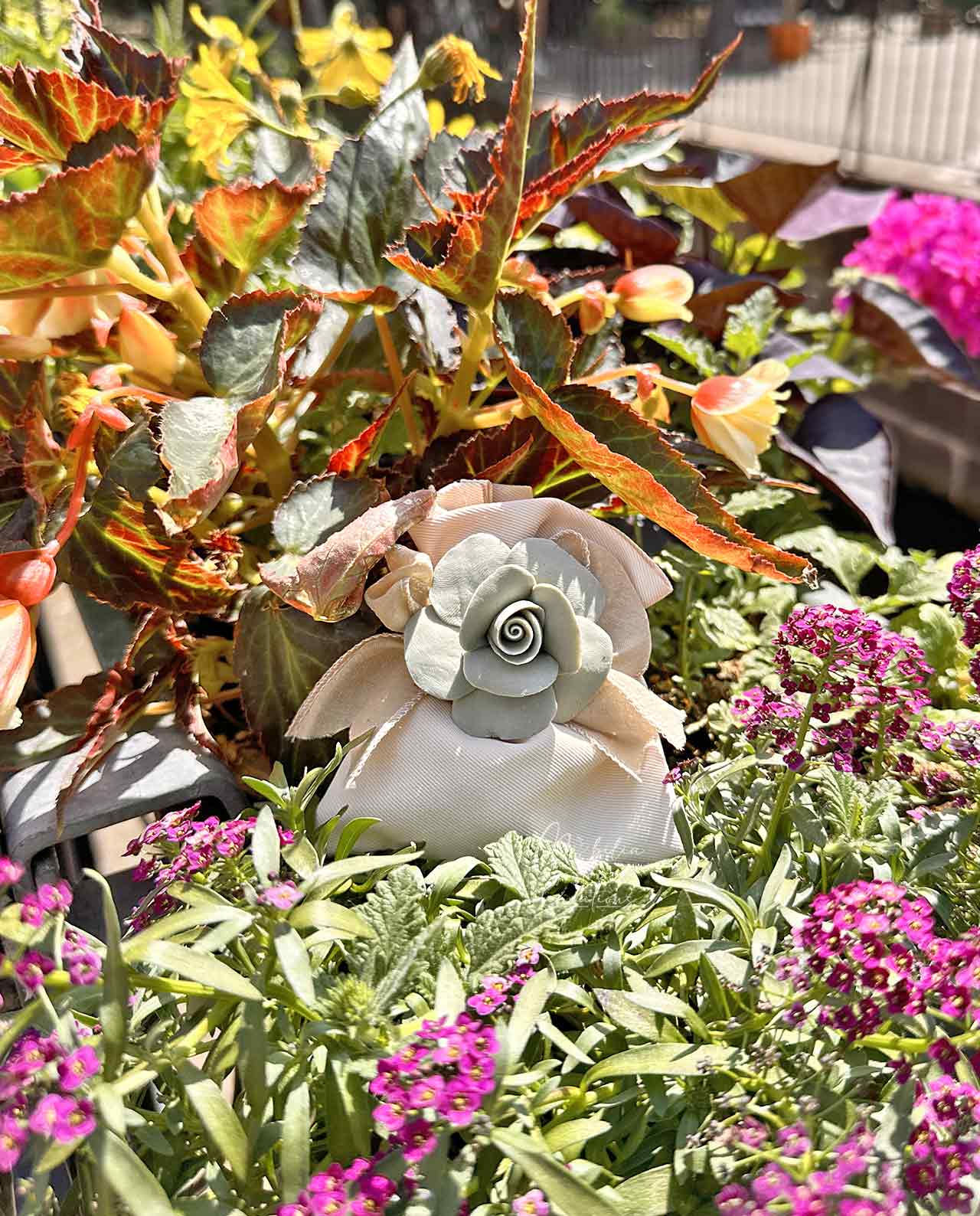 Bomboniera Rosa in porcellana capodimonte vari colori su sacchetto - immagine 6