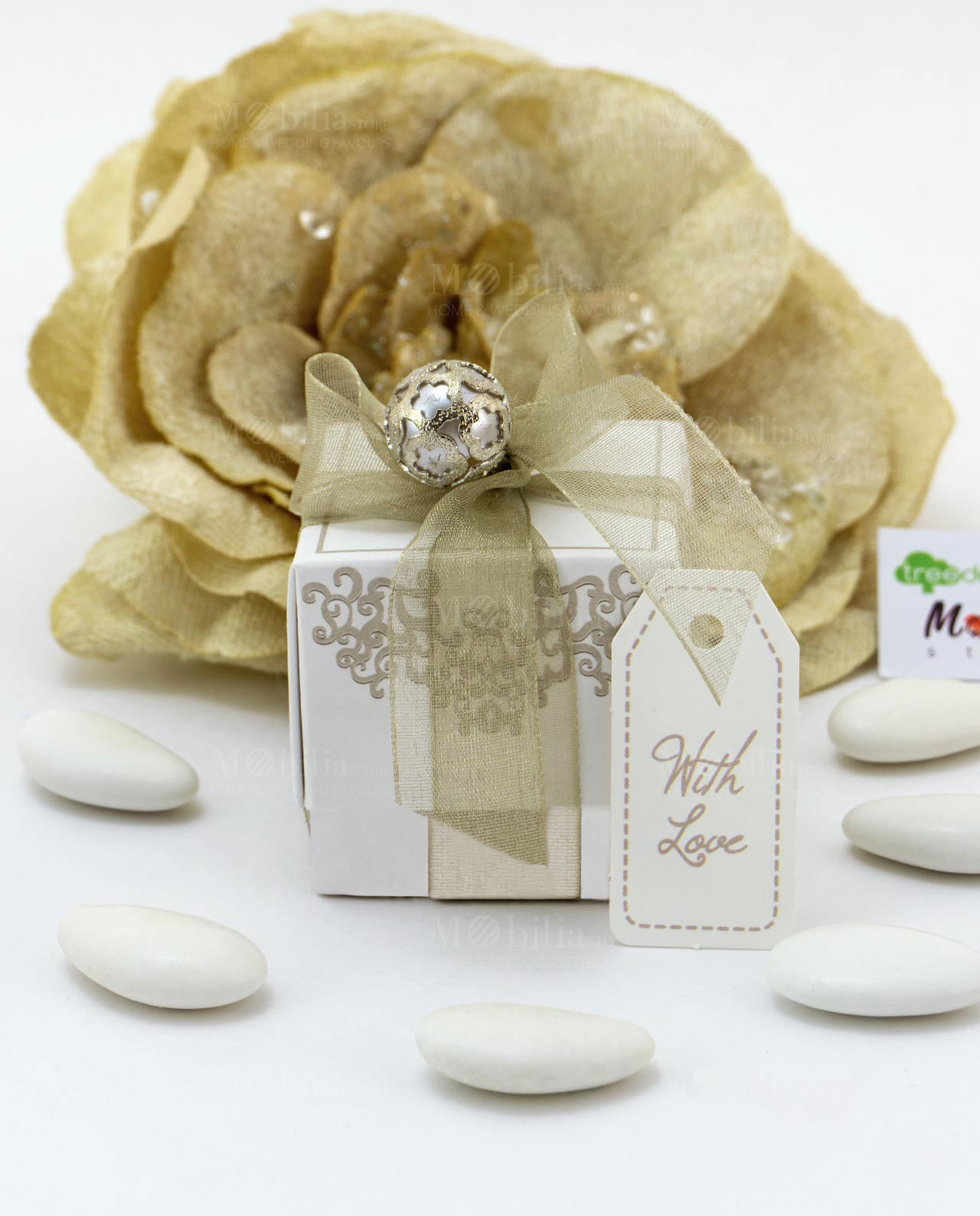 Scatola fleur chantilly bianco con ciondolo sfera e confetti