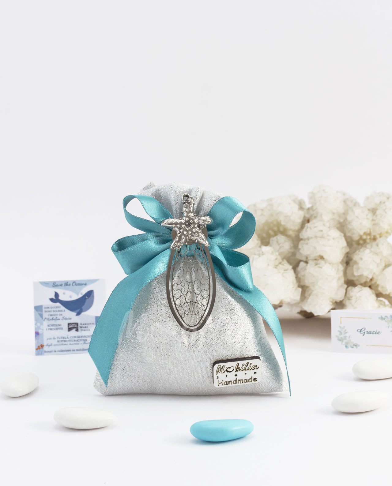 Bomboniera AMI Love is ... segnalibro vari decori in metallo argento con fiocco tiffany