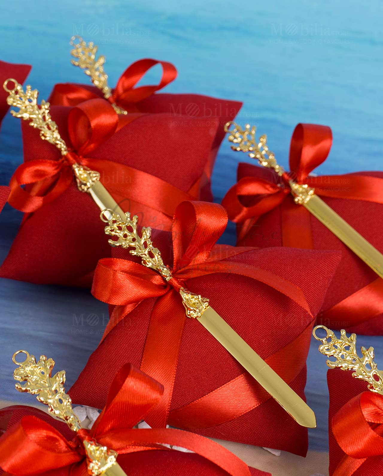 bomboniera tagliacarte con corallo linea coral bay emò su cuscino portaconfetti rosso