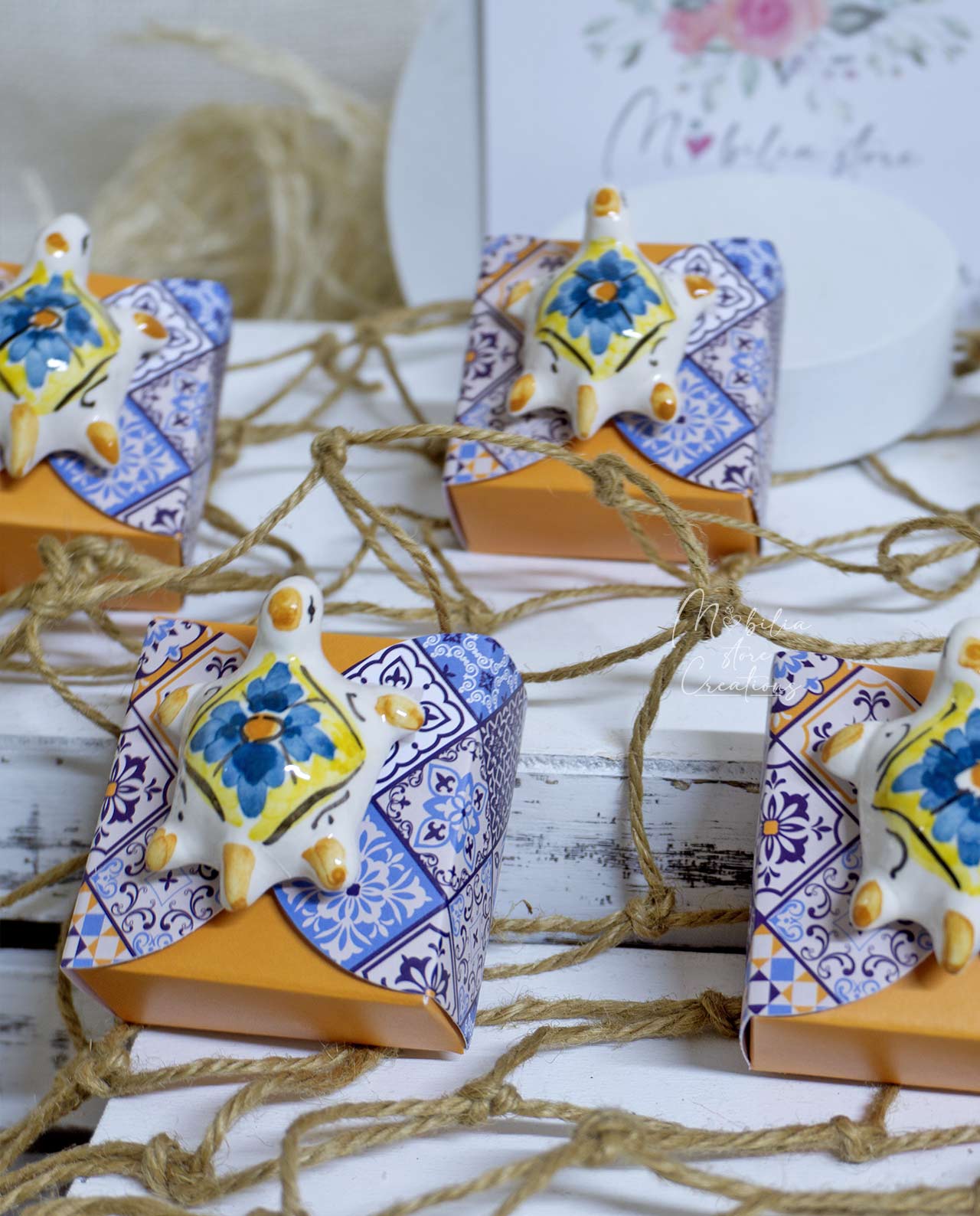 Bomboniera Legambiente magnete tartaruga in ceramica artigianale su scatolina - immagine 11