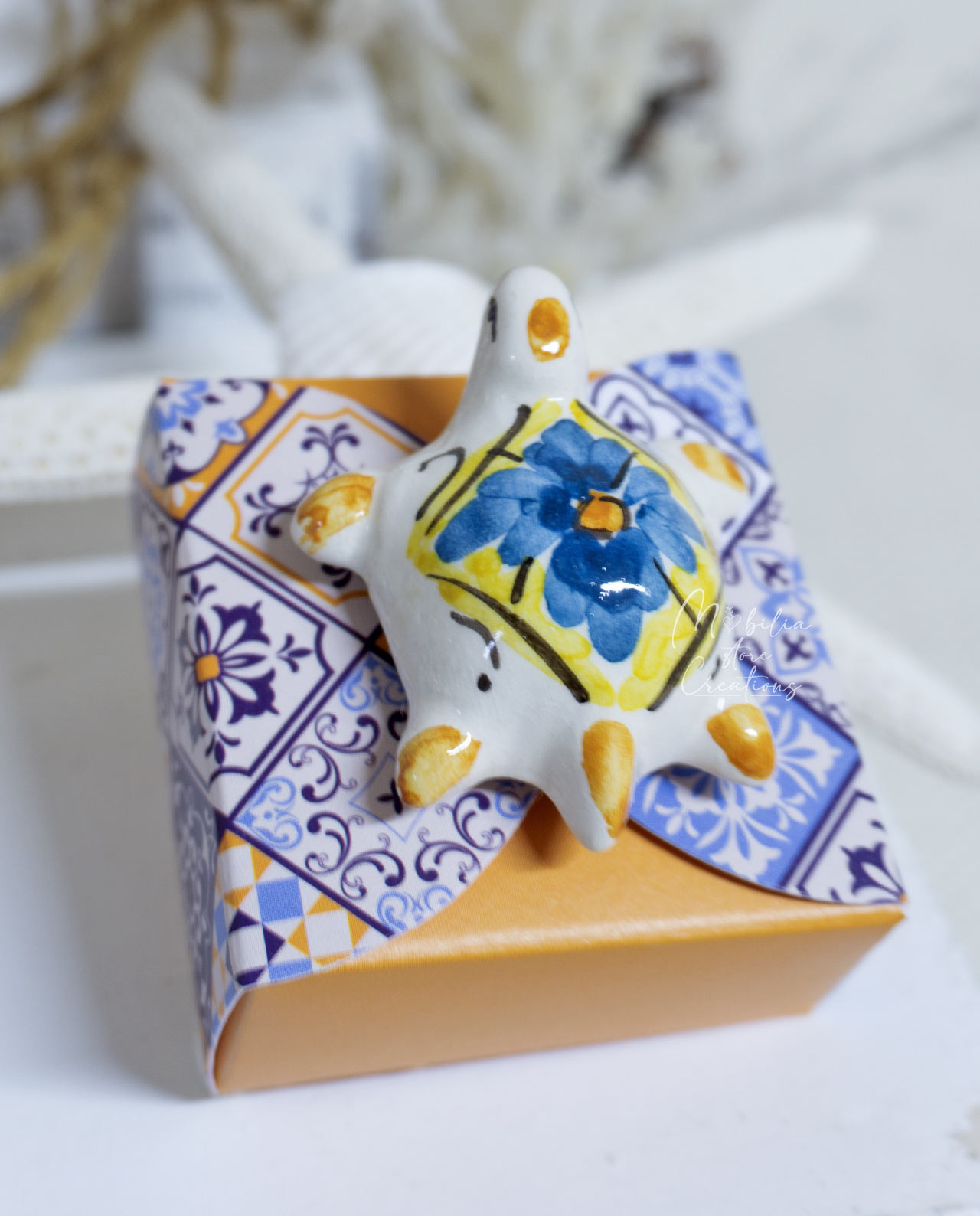 Bomboniera Legambiente magnete tartaruga in ceramica artigianale su scatolina - immagine 3