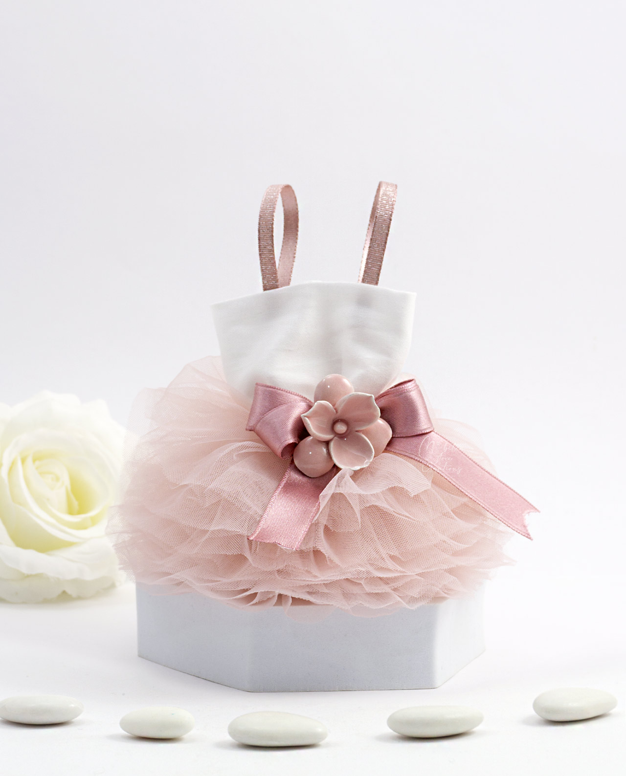 Bomboniera tutรน profumatore in tulle rosa con confetti Cherry and Peach