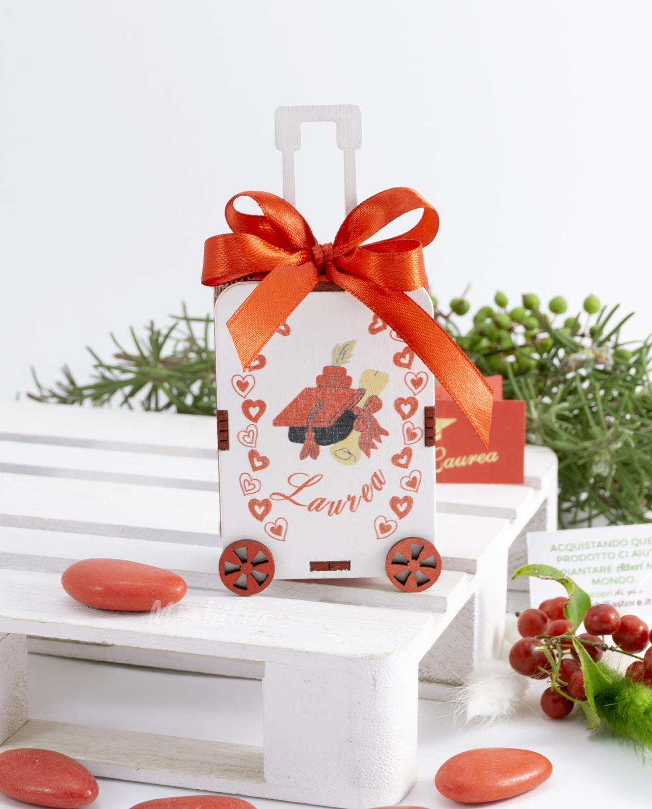 Bomboniera Trolley portaconfetti in legno con tocco rosso
