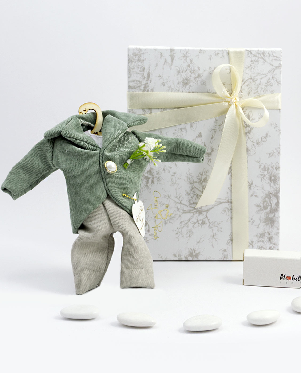 Bomboniera Vestitino profumatore boy in cotone verde Cherry and Peach