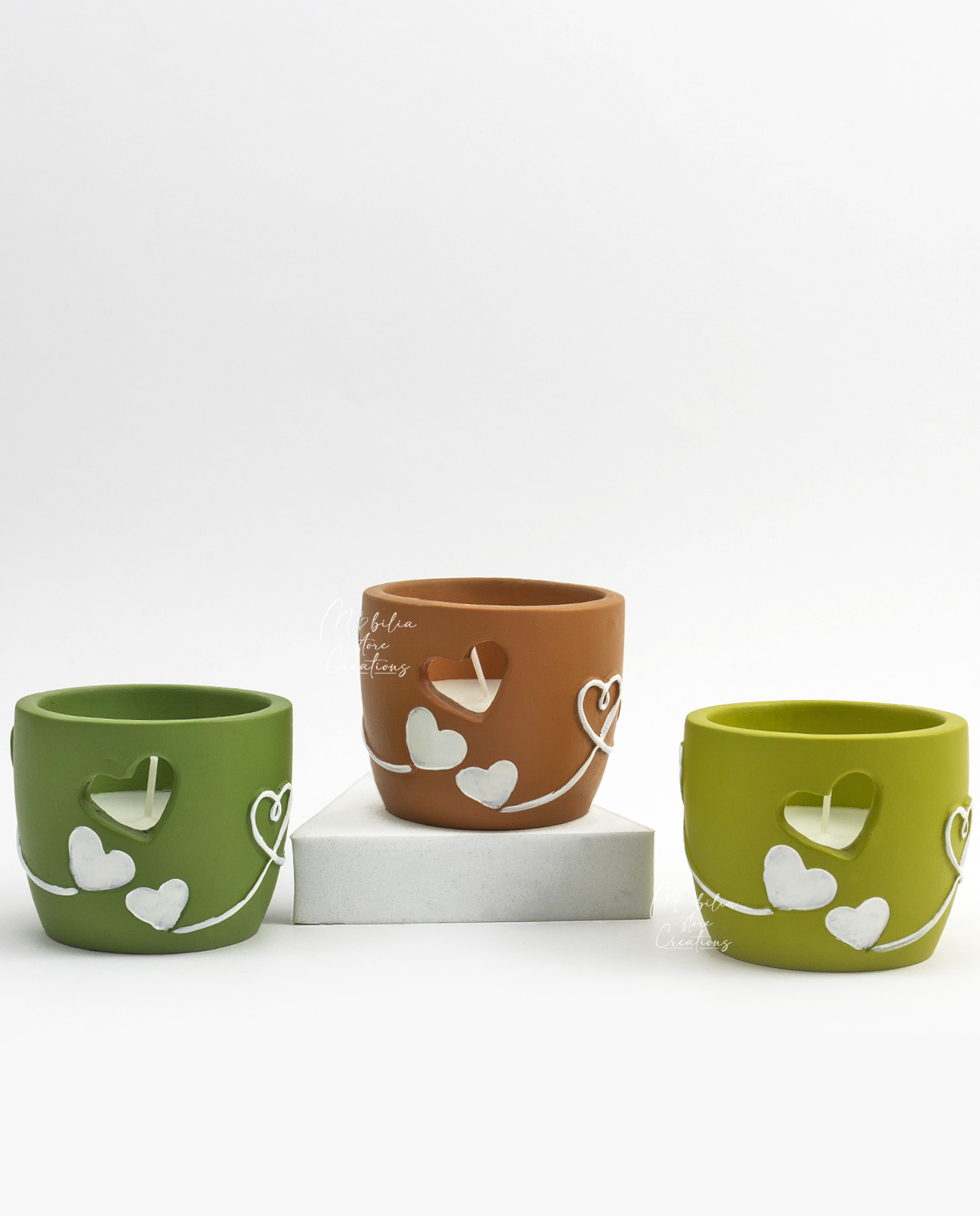 Candela in terracotta con cuori colori assortiti