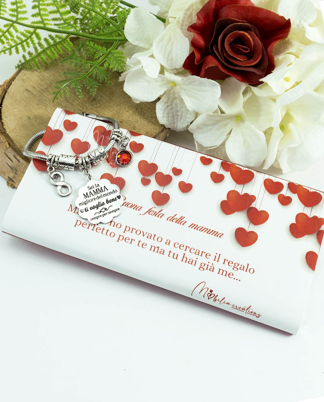 Tavoletta di cioccolato idea regalo con cuori per la festa della mamma