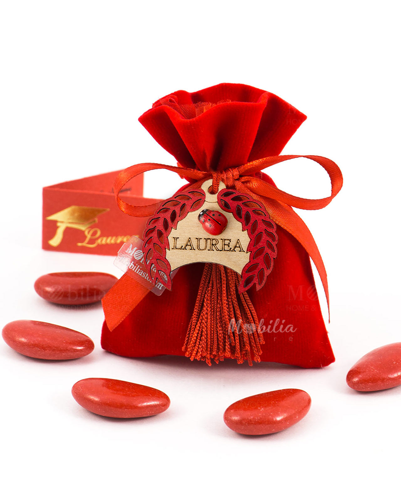 Corona d'alloro con nappina rossa su sacchetto con confetti