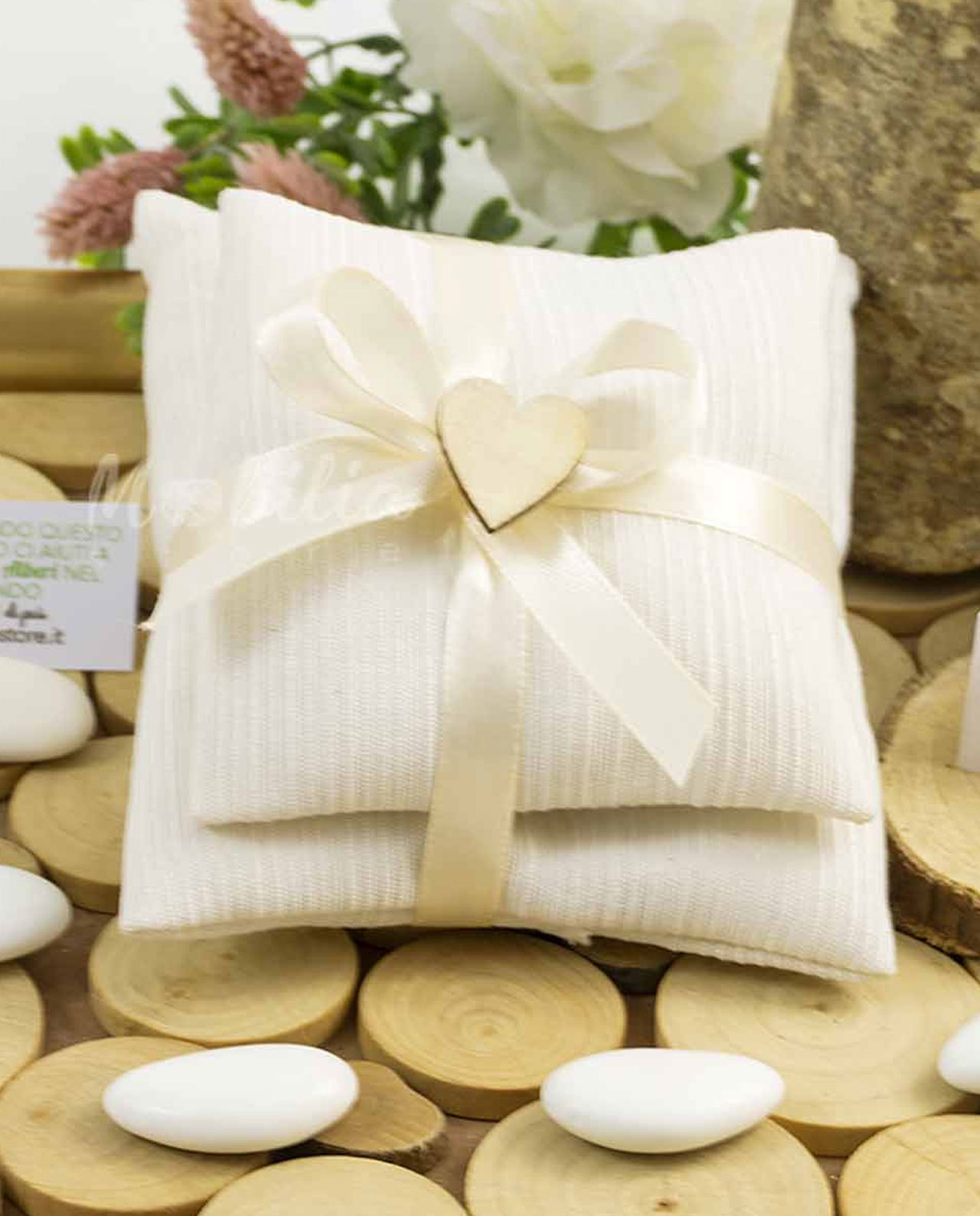 Sacchetto doppio cuscino in cotone panna rigato con confetti e cuore