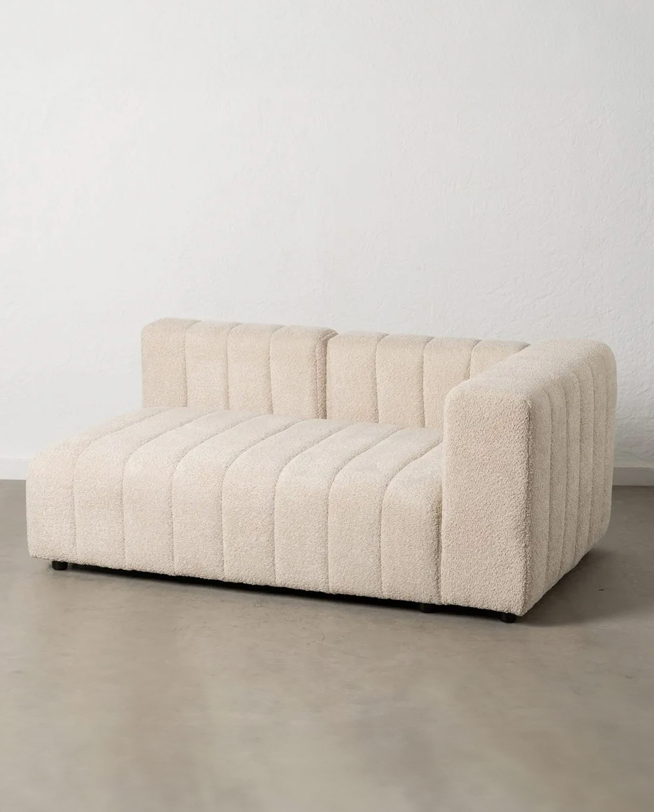 Divano destrutturato in tessuto beige