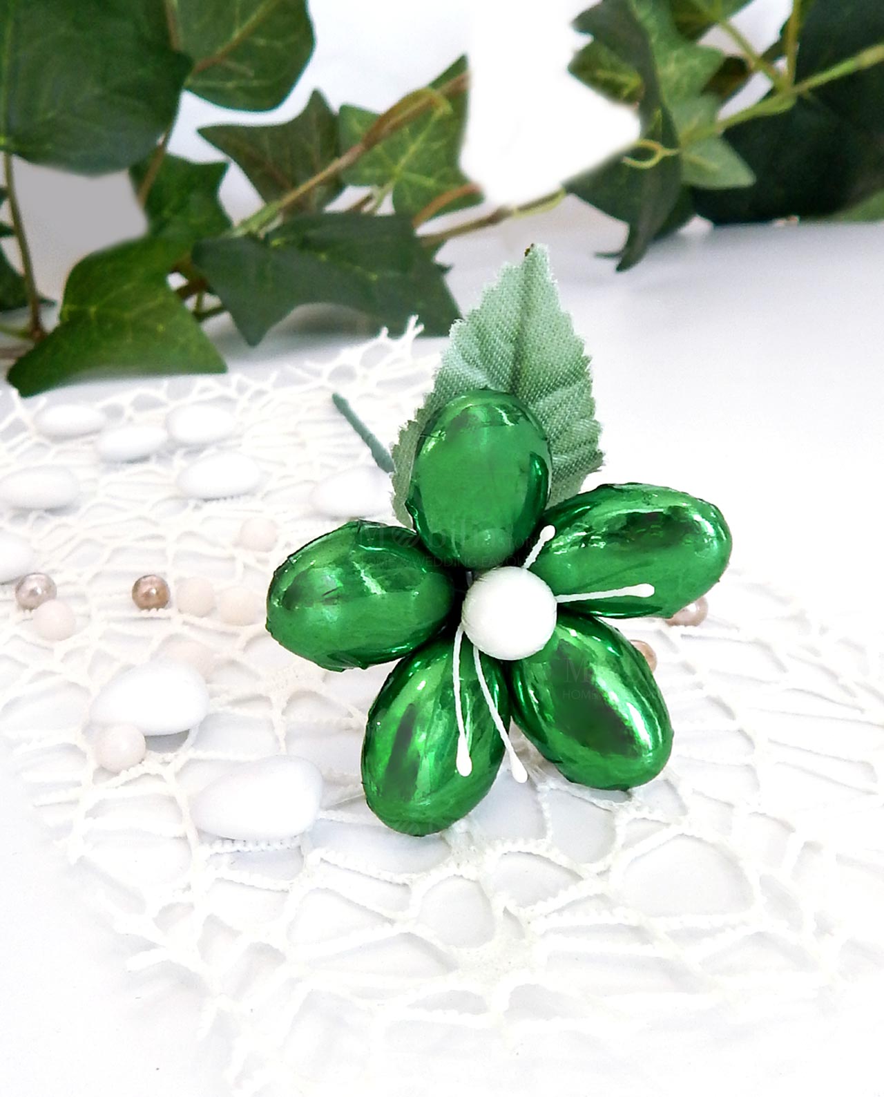 fiore con stelo di confetti artigianali verde metalizzato di sulmona