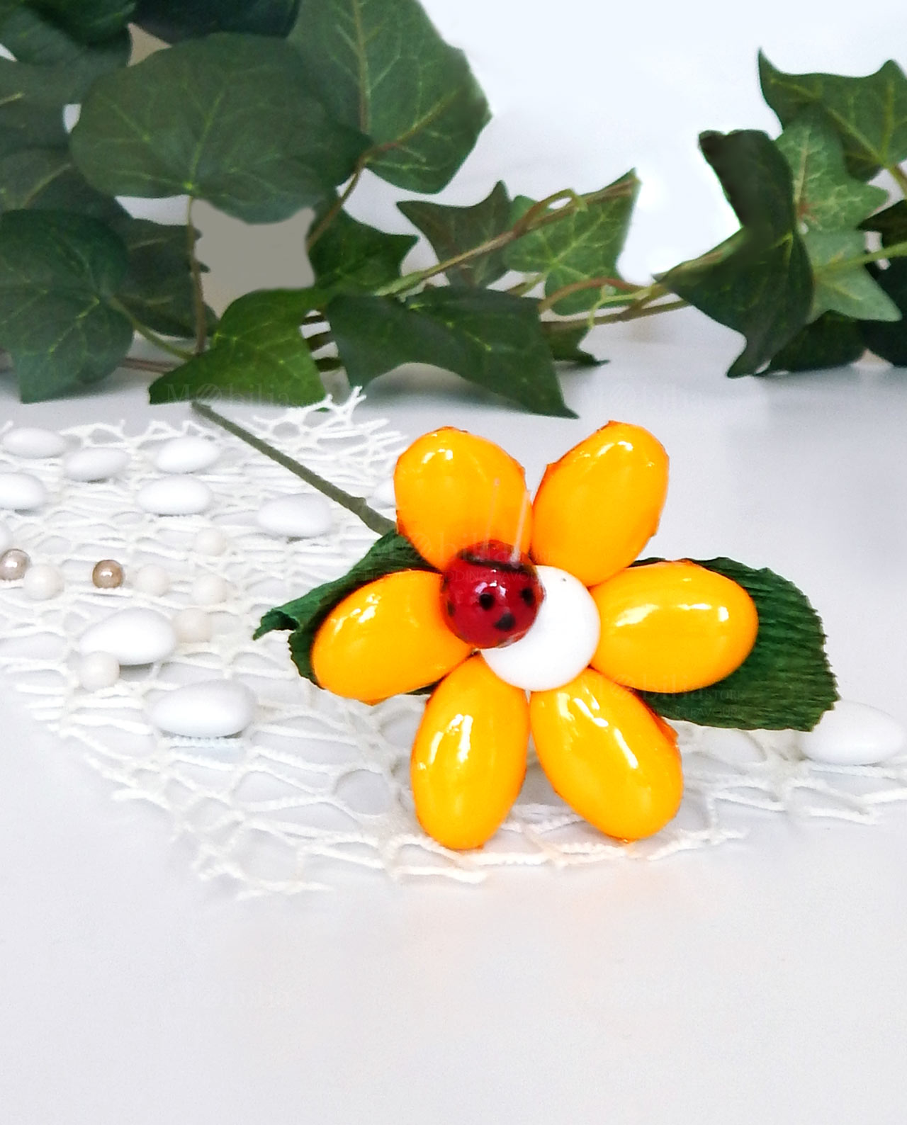 fiore di confetti di sulmona con coccinella