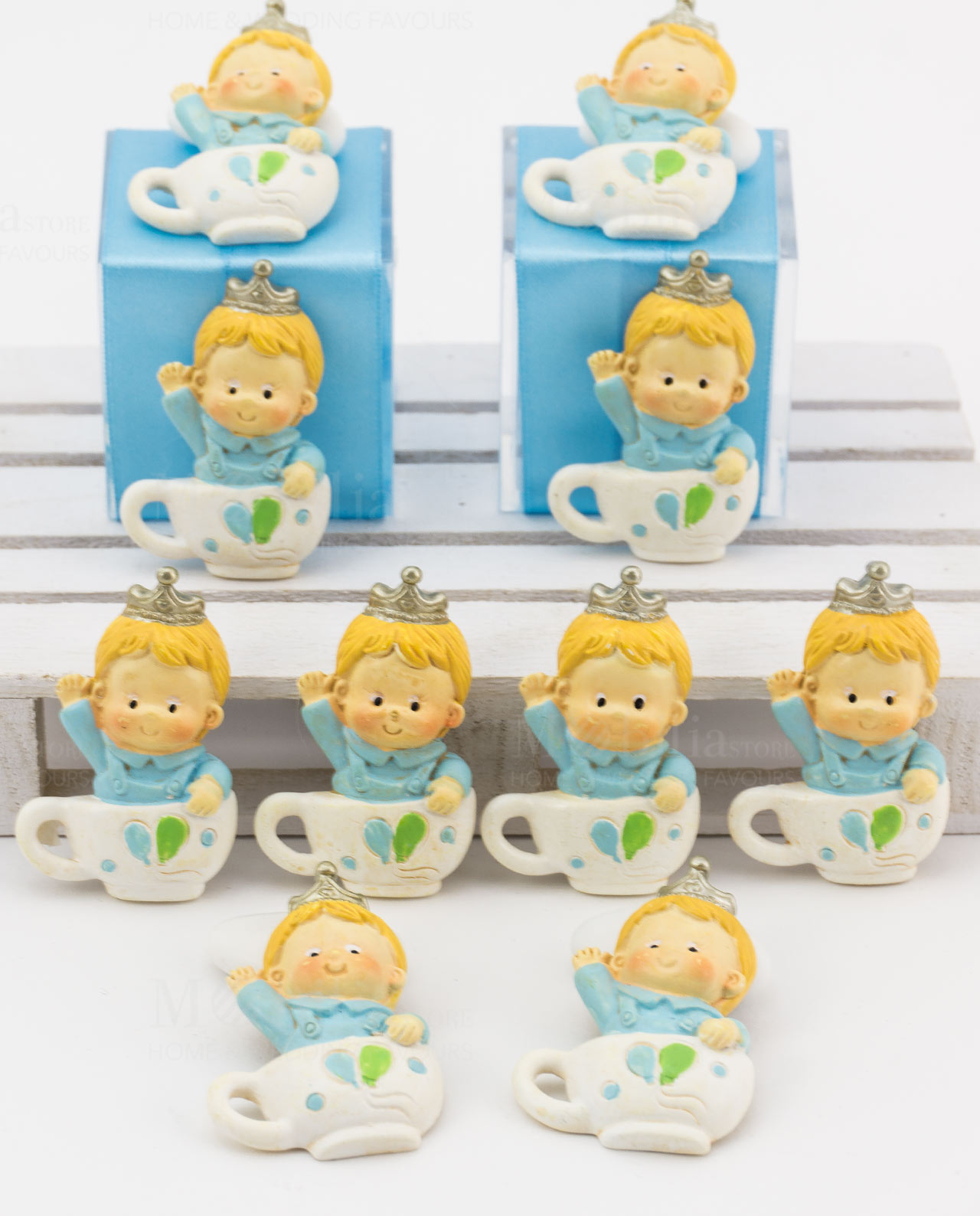 magnete bambino con corona dentro tazza