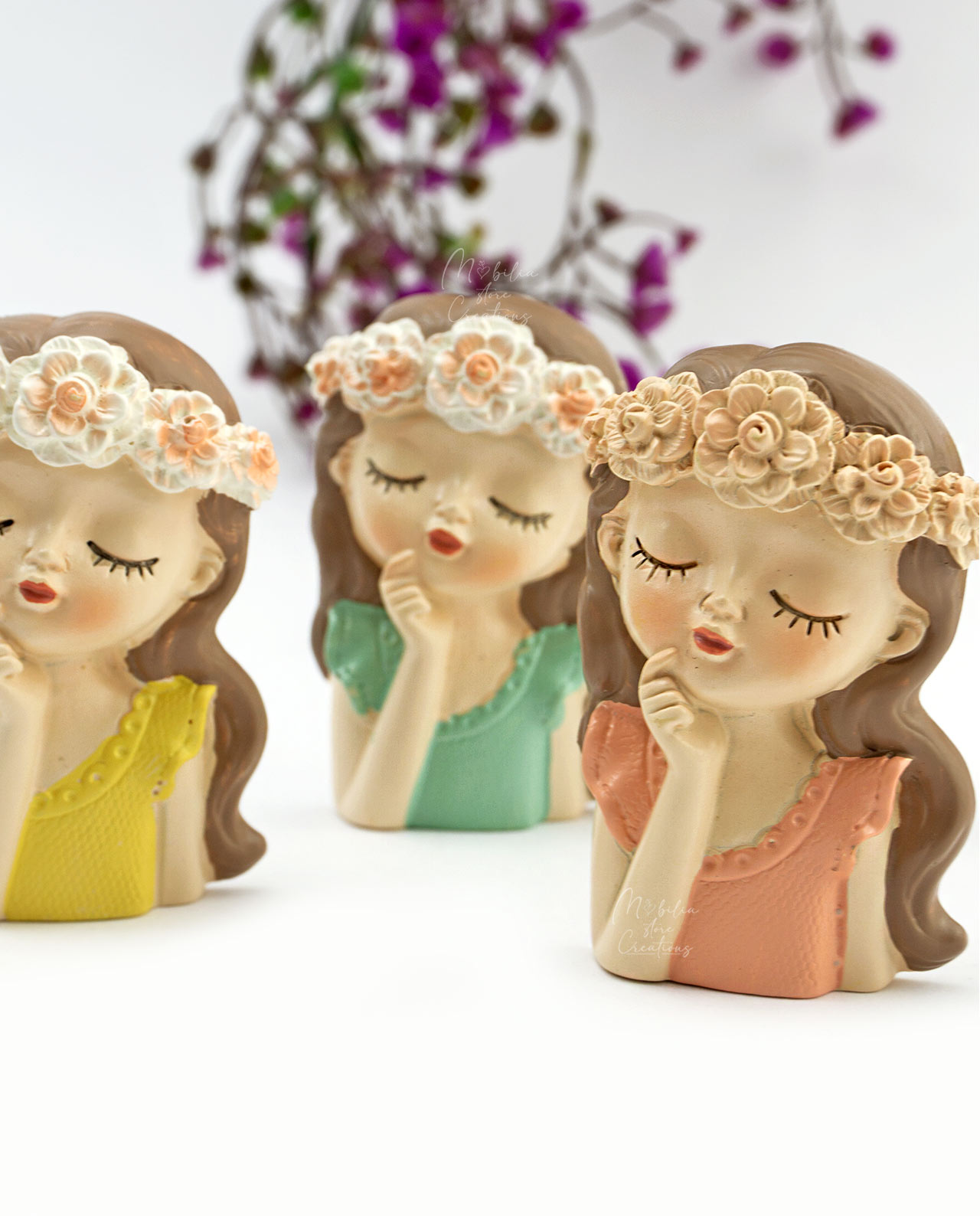 Calamita girl con fiori assortita su cuscino con confetti - immagine 9