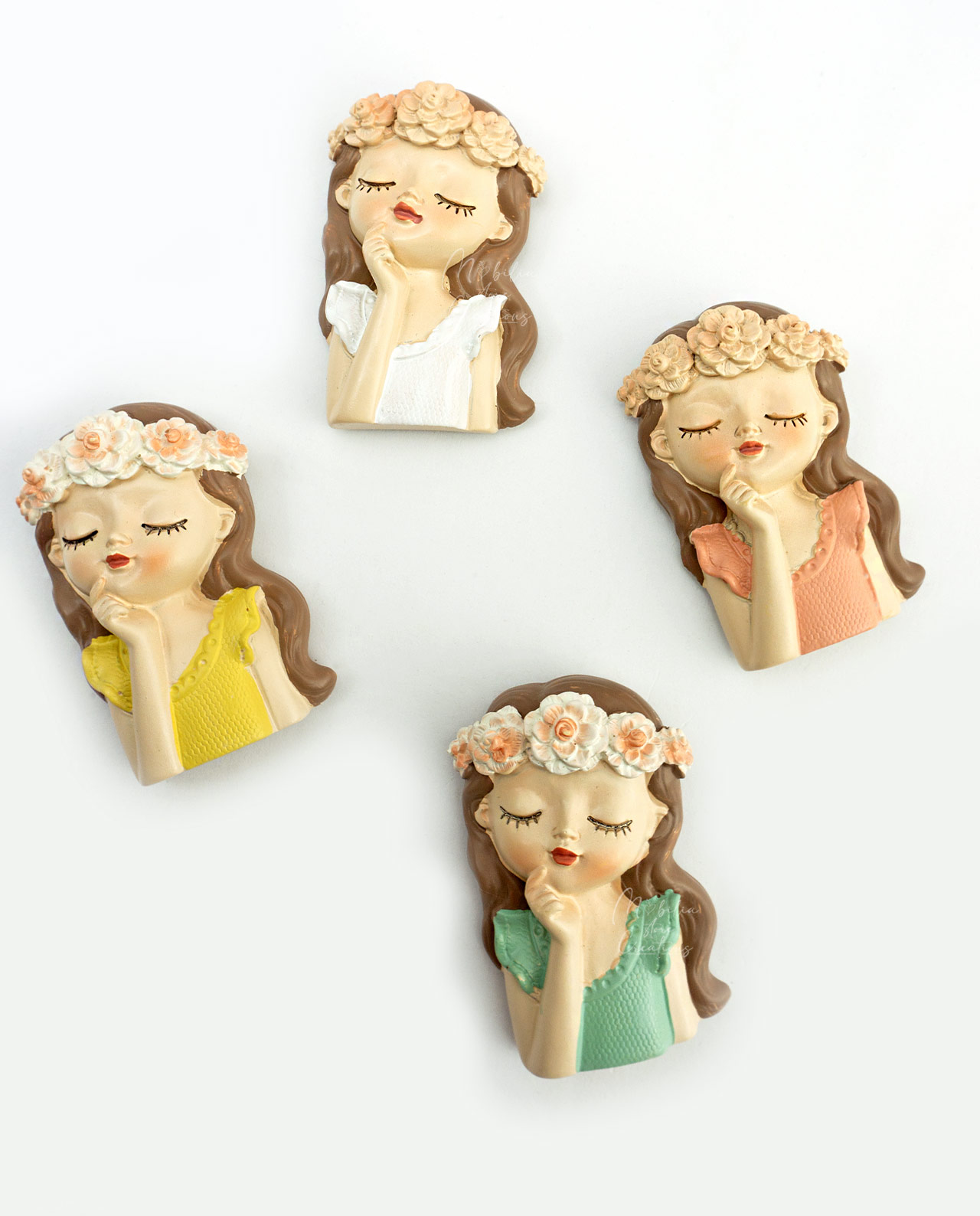 Calamita girl con fiori assortita su cuscino con confetti - immagine 4