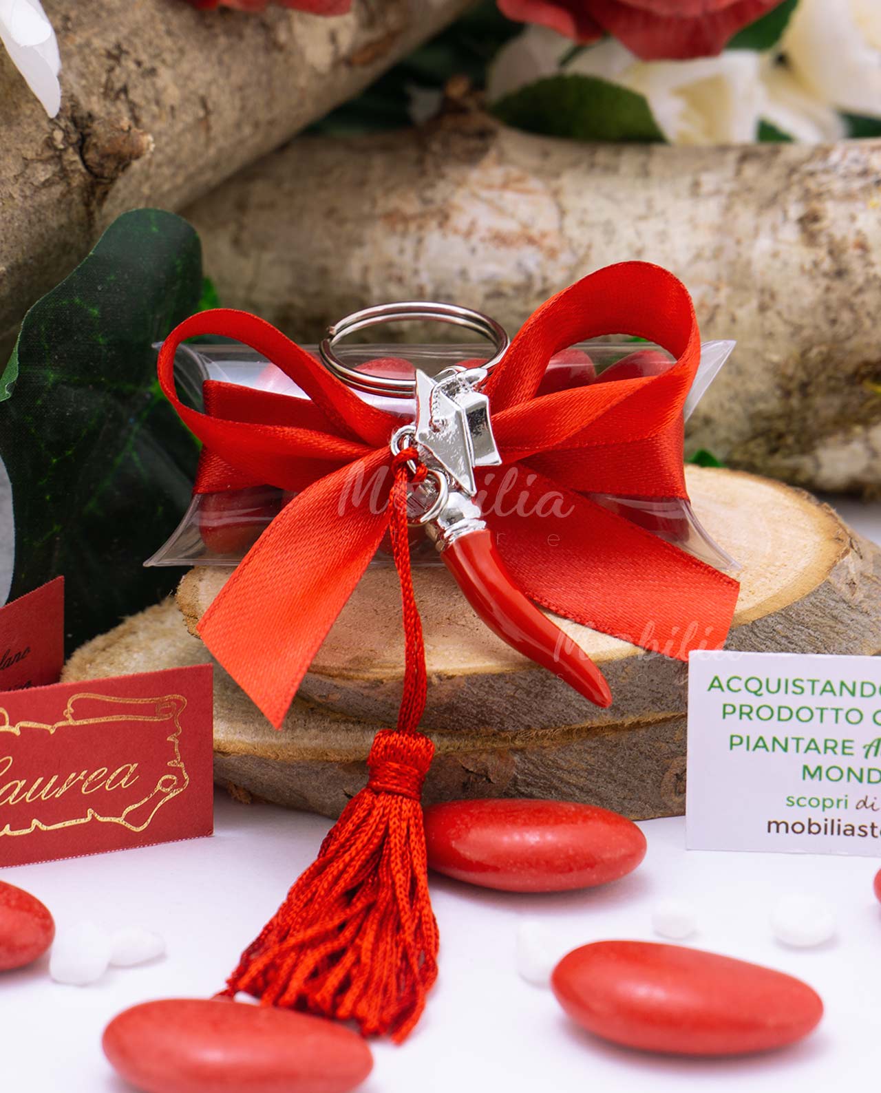 Ciondolo corno rosso con tocco e nappina su tubicino con confetti