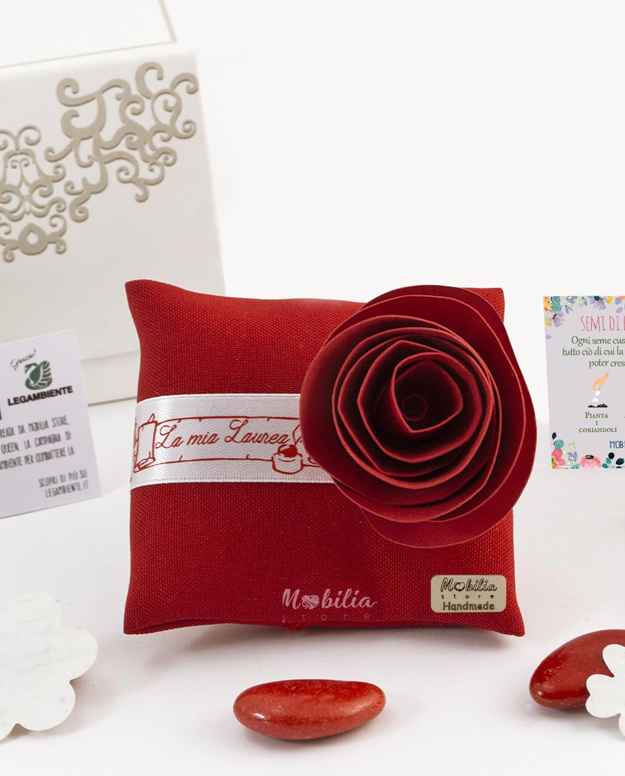 Bomboniera Legambiente rosa in carta con certificato piantabile su cuscino portaconfetti rosso