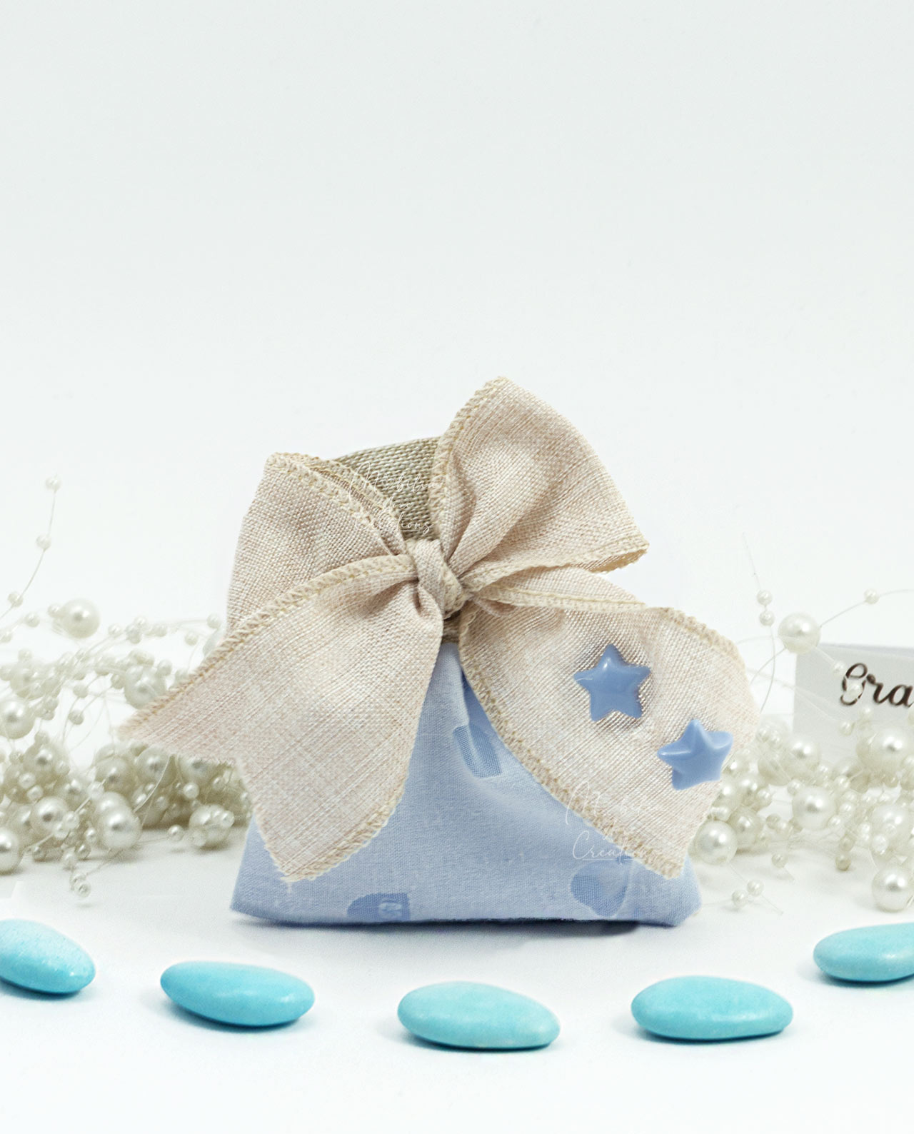 Sacchetto azzurro con stelline e confetti