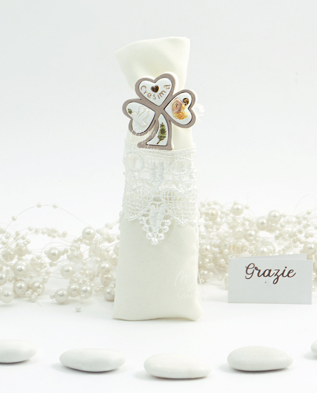 Gesso trifoglio con cappello papale su sacchetto con confetti