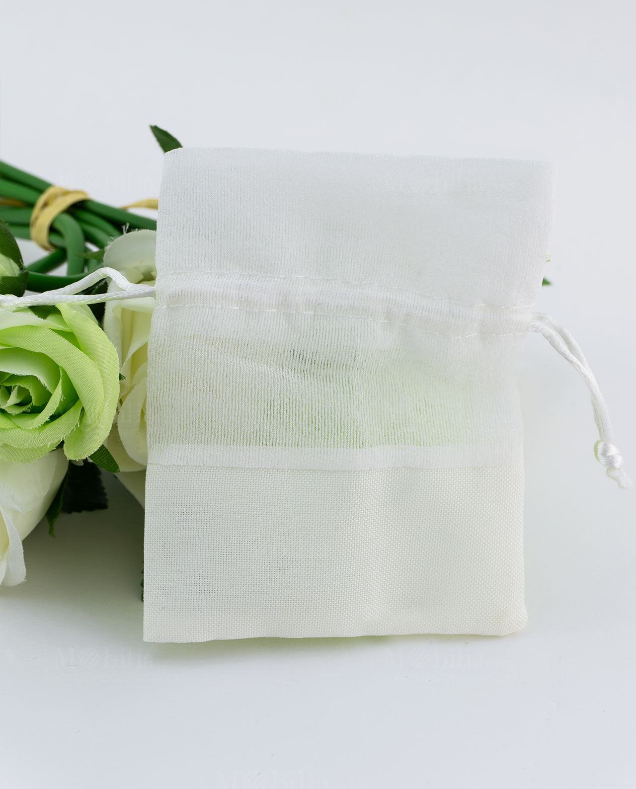 Sacchetto bianco in cotone e organza per bomboniere