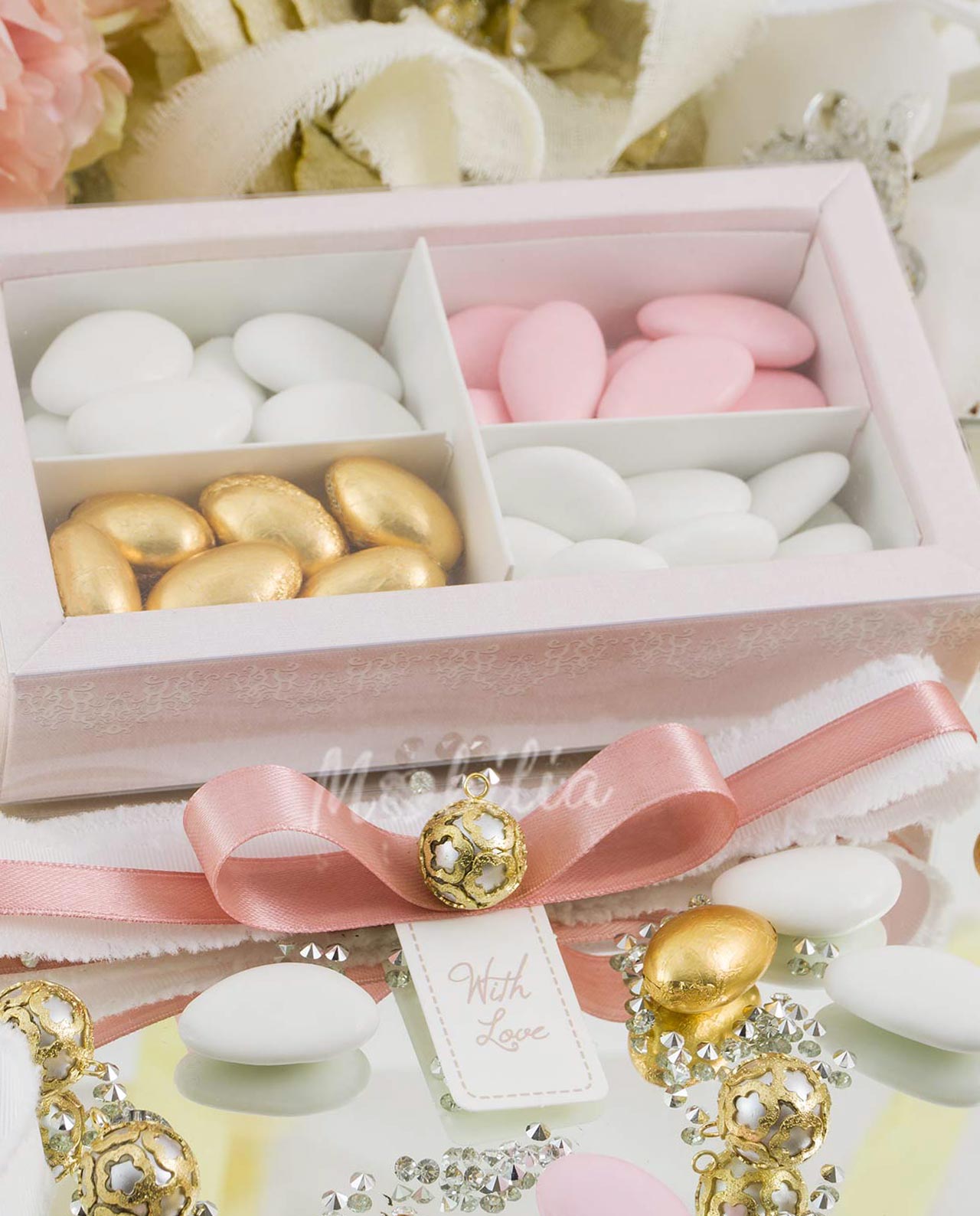 Bomboniera scatola rosa con confettata e ciondolo perla - immagine 3