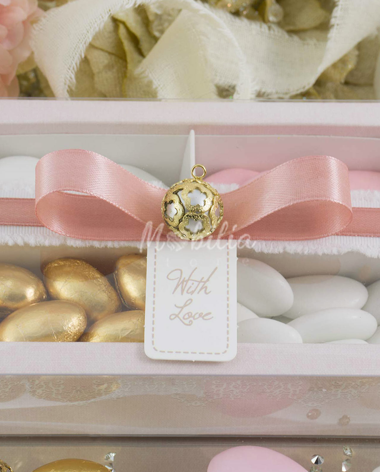 Bomboniera scatola rosa con confettata e ciondolo perla - immagine 2