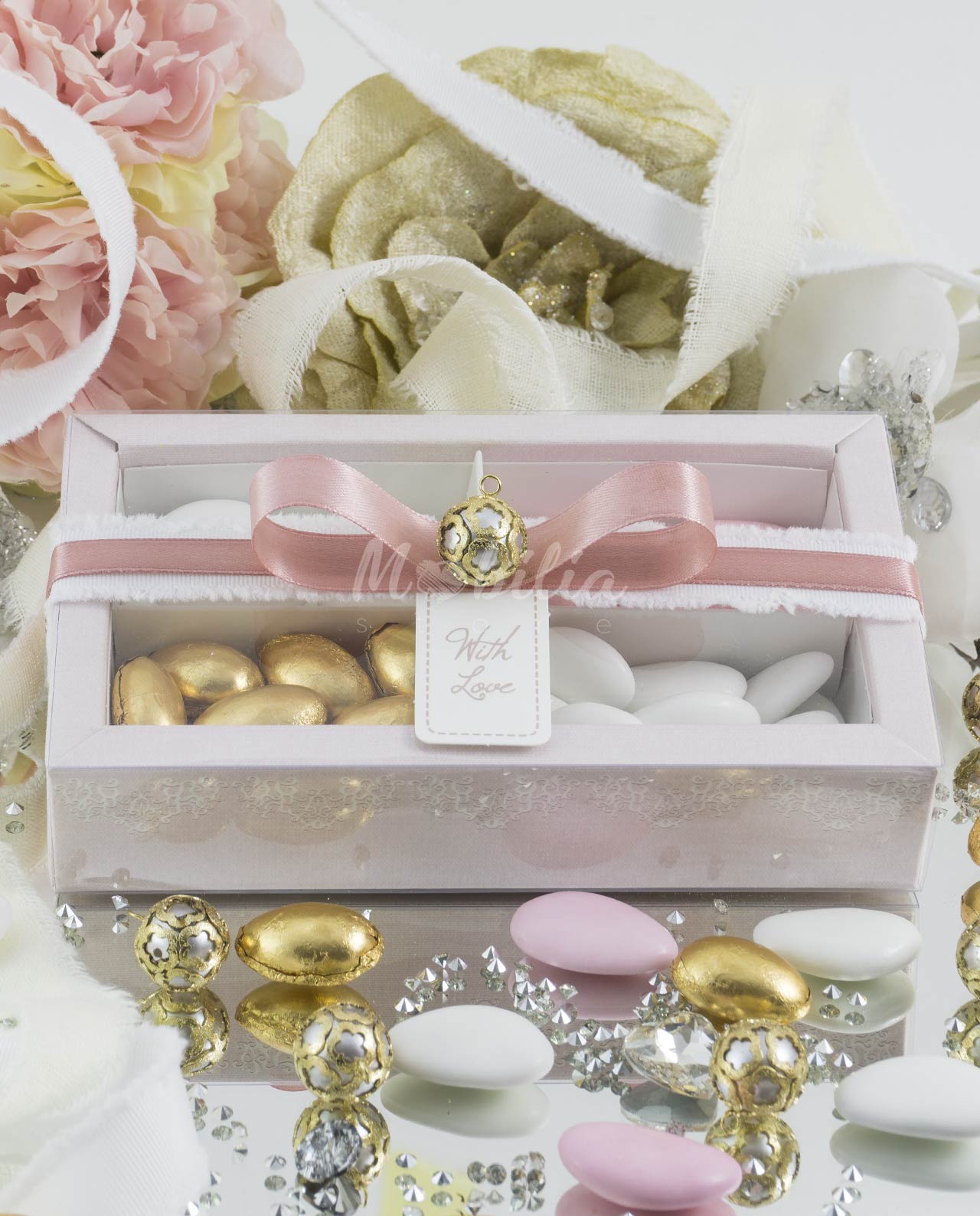 Bomboniera scatola rosa con confettata e ciondolo perla