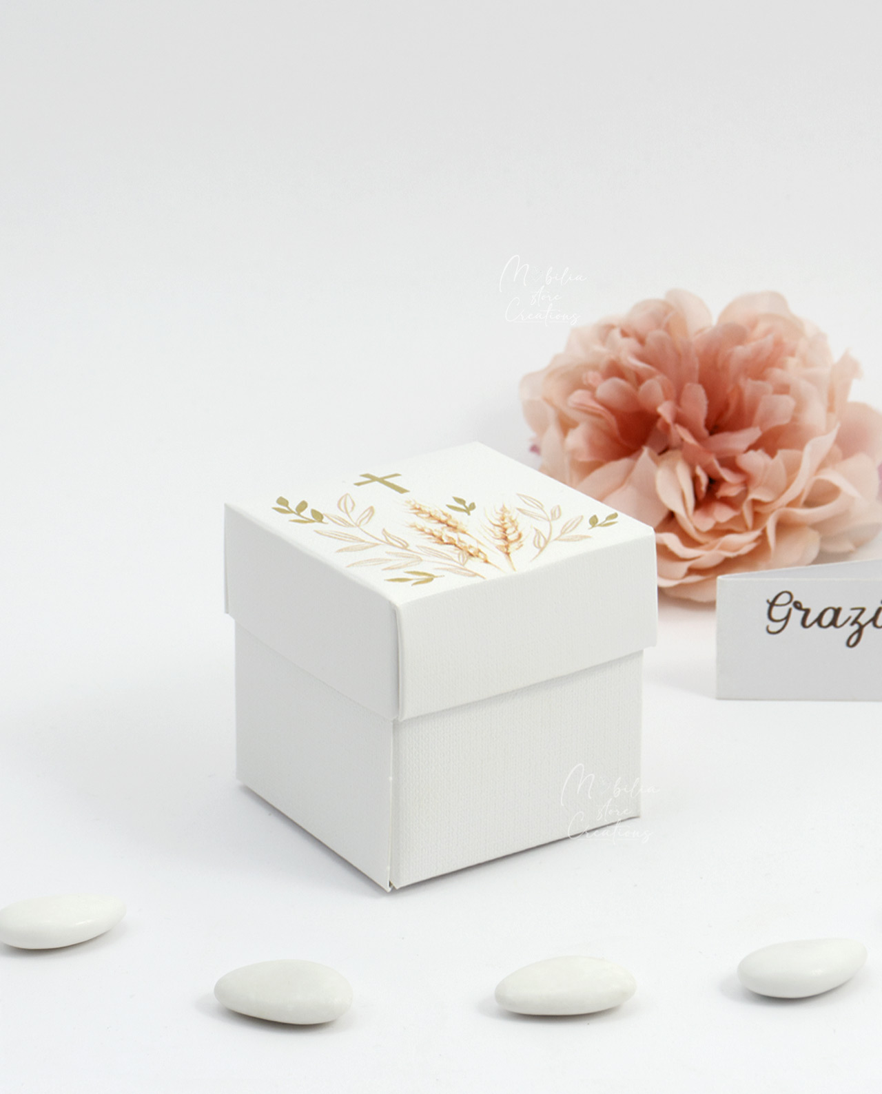 Scatolina cubo con spighe croce oro e confetti